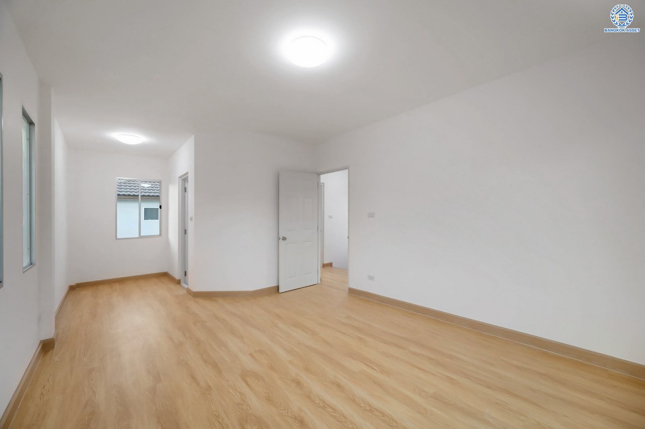 บ้านมือสองตกแต่งใหม่ โครงการ พฤกษ์ลดา ติวานนท์-ราชพฤกษ์ แบรนด์ L&H เนื้อที่ 50.2 ตร.ว. ฟังก์ชัน 3 ห้องนอน 2 ห้องน้ำ จอดรถได้ 2 คัน บ้านสไตล์มินิมอล ดูอบอุ่นน่าอยู่อาศัย บนทำเลติดใหญ่ ถนน 345 เชื่อมต่อหลายน ถนนราชพฤกษ์ ถนนชัยพฤกษ์ ถนนศรีสมาน ใกล้ทางด่วน "ศรีสมาน"...